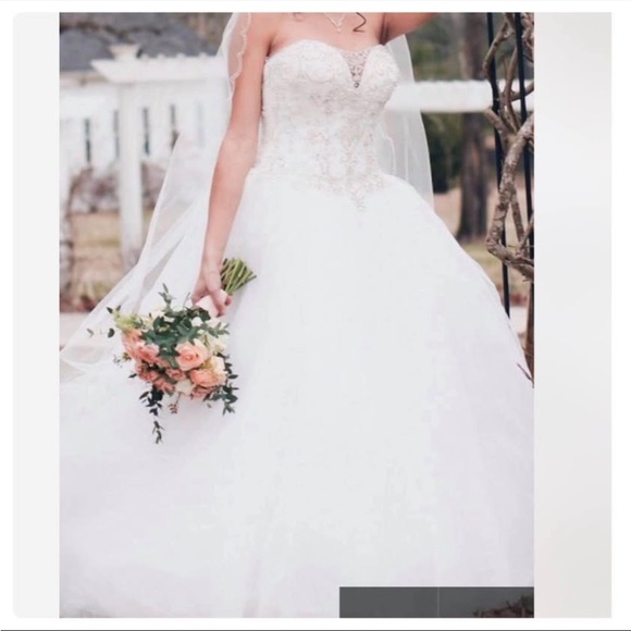 Elegant White Sleeveless Ball Gown With Lace for Weddings